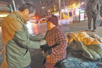 头1年等儿子 岂料儿子就在百米外网吧mg不朽情缘游戏试玩7旬老人露宿街(图2) 头1年等儿子 岂料儿子就在百米外网吧mg不朽情缘游戏试玩7旬老人露宿街(图2)