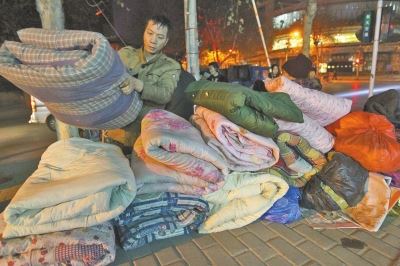 头1年等儿子 岂料儿子就在百米外网吧mg不朽情缘游戏试玩7旬老人露宿街(图3)